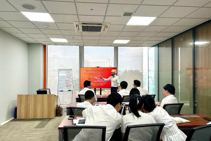 CẢI THIỆN KỸ NĂNG GIAO TIẾP HIỆU QUẢ TRONG CÁC CUỘC HỌP VỚI ĐỐI TÁC QUỐC TẾ CÙNG KHÓA ĐÀO TẠO TIẾNG ANH VỀ NGHI THỨC CUỘC HỌP