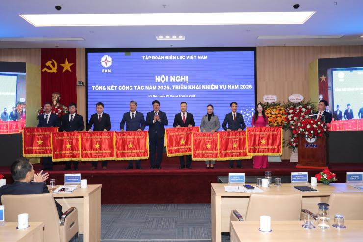 PECC2 NHẬN CỜ ĐƠN VỊ TIÊU BIỂU CỦA TẬP ĐOÀN ĐIỆN LỰC VIỆT NAM NĂM 2025